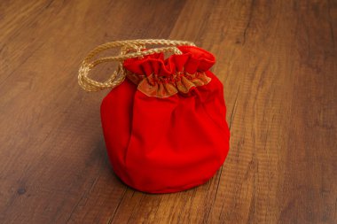 paralar ile kırmızı çanta