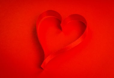 Kırmızı kalp şekil şerit