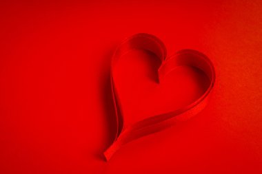 Kırmızı kalp şekil şerit