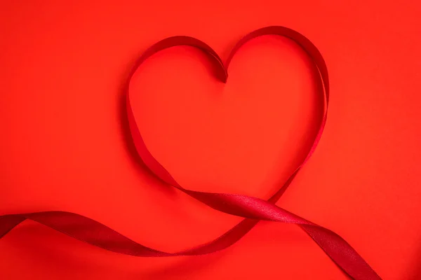 Κορδέλα κόκκινη καρδιά σχήμα — Φωτογραφία Αρχείου