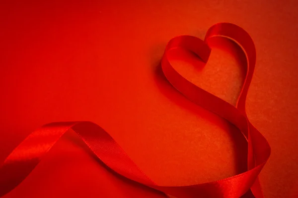 Cinta roja en forma de corazón — Foto de Stock