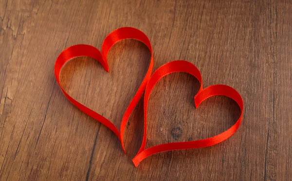 Cintas rojas en forma de corazón — Foto de Stock