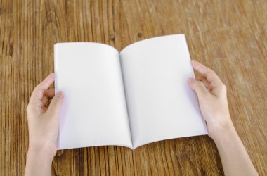 ahşap masa üzerinde boş açık kitap