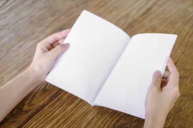 ahşap masa üzerinde boş açık kitap