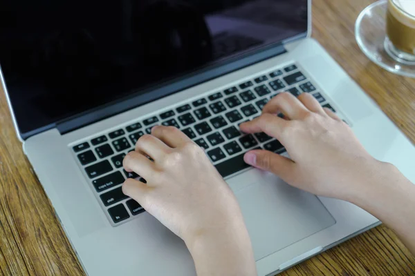 Frau tippt auf Laptop — Stockfoto