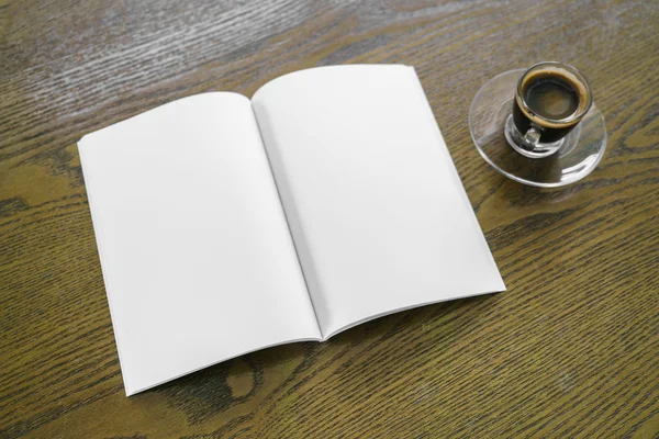 Katalog z filiżanką kawy — Zdjęcie stockowe