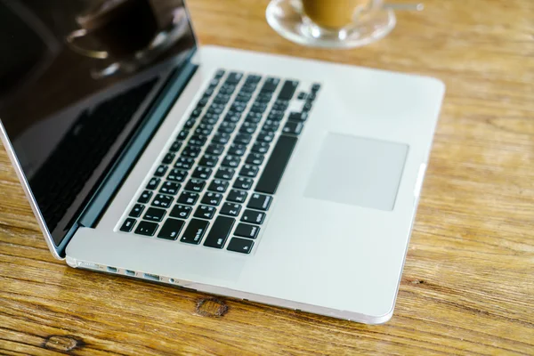 Laptop med kaffekopp — Stockfoto