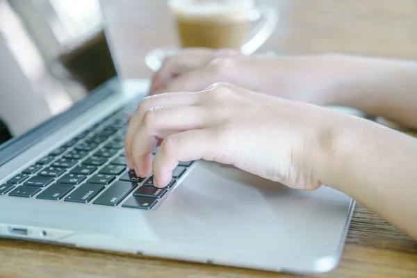 Женщина печатает на клавиатуре ноутбука — стоковое фото