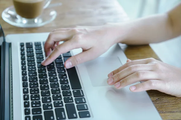 Vrouw typen op laptop — Stockfoto