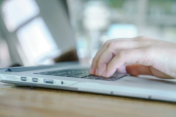 Mujer escribiendo en el teclado — Foto de Stock