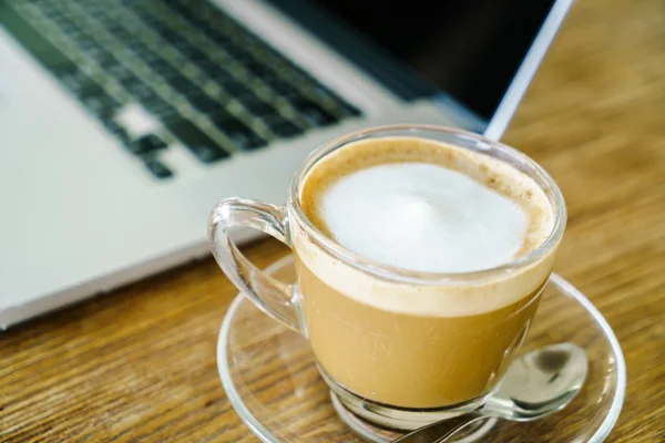 Laptop met koffiekopje — Stockfoto