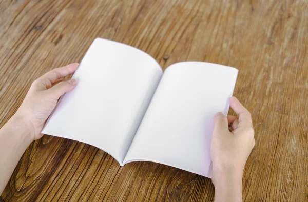 Lege geopende boek over houten tafel — Stockfoto