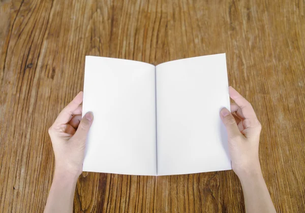 Пустая открытая книга на деревянном столе — стоковое фото