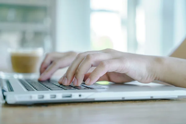 Woman typing on laptop keyboard — Stock Photo, Image