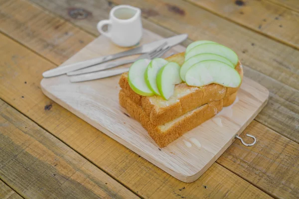 Apple slices with bread
