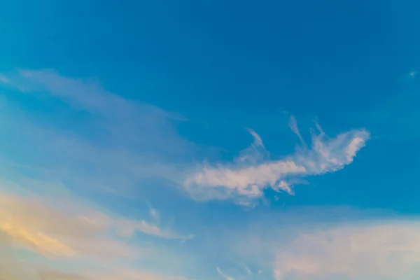 Wolk in blauwe hemel — Stockfoto