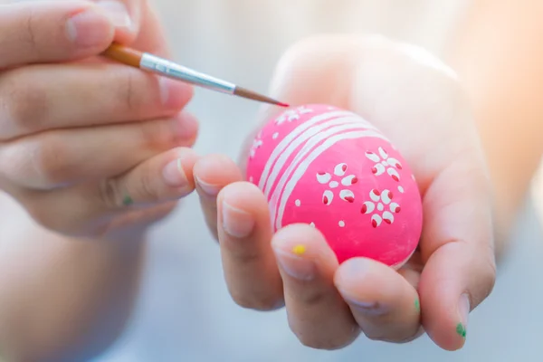 Hand decorating Easter egg — Stock Photo, Image