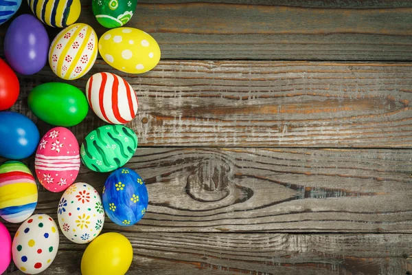 Uova di Pasqua sul tavolo — Foto Stock