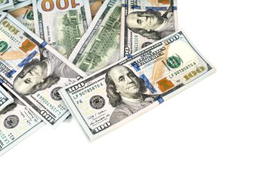 Yüz dolarlık banknotlar beyaz arka plan üzerinde