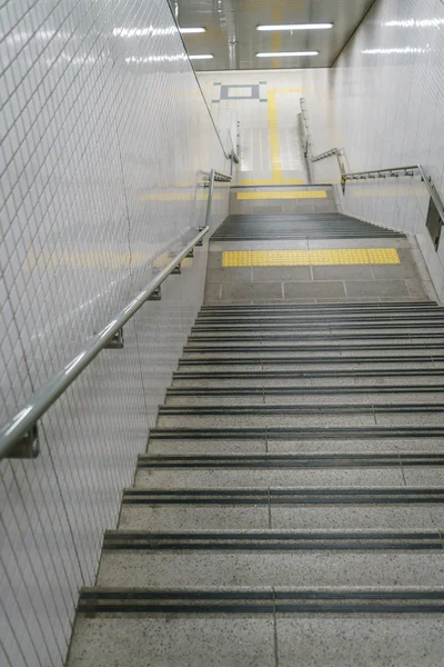 Escadaria na estação de metrô — Fotografia de Stock