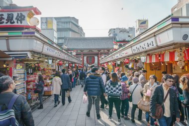 Tokyo, Japonya - 24 Kasım 2015: turist Nakamise Dori üzerinde yürümek 