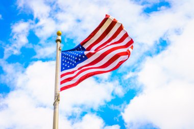 Gökyüzü üzerinde Amerikan bayrağı