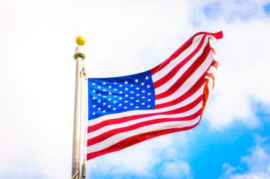 Gökyüzü üzerinde Amerikan bayrağı