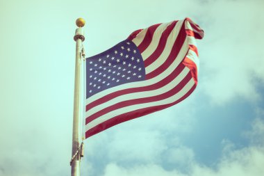 Gökyüzü üzerinde Amerikan bayrağı