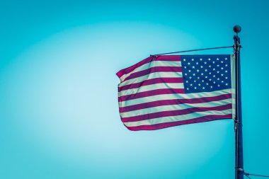 Gökyüzü üzerinde Amerikan bayrağı
