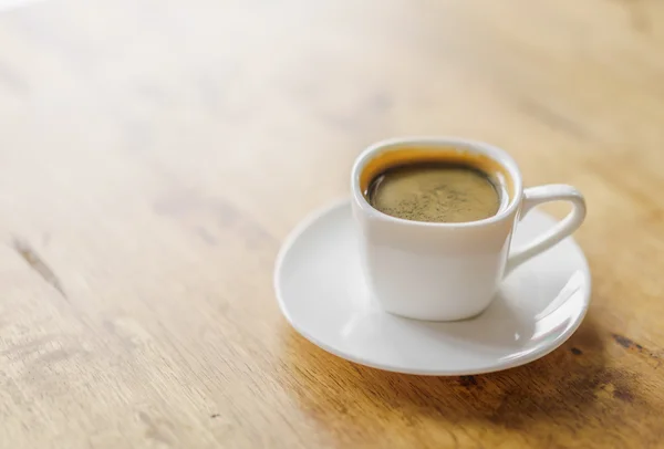 Xícara de café na mesa de madeira — Fotografia de Stock