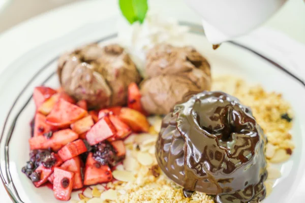 Pastel de chocolate con melocotón de frutas, grosella negra, arándanos, manzana —  Fotos de Stock