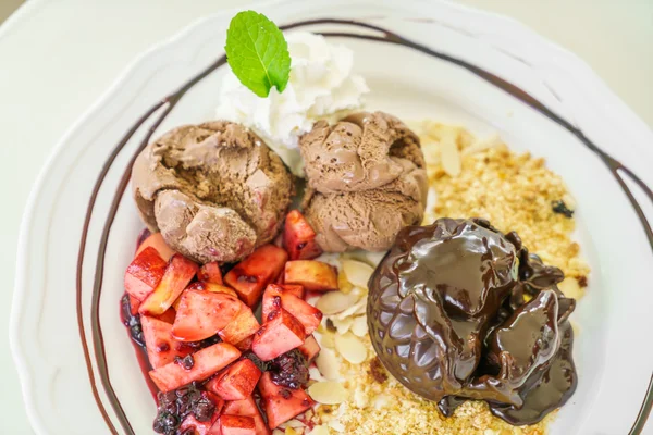 Bolo de chocolate com pêssego de frutas, groselha preta, mirtilo, maçã — Fotografia de Stock