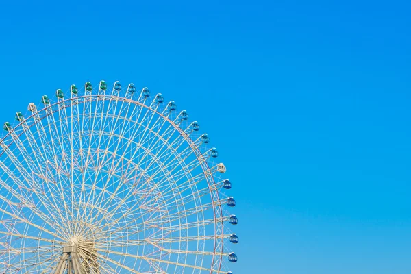 Ruota panoramica con cielo — Foto Stock