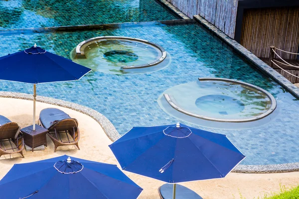 Piscina com bancos relaxantes — Fotografia de Stock