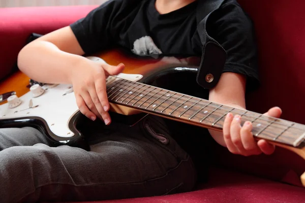 Хлопчик грає на гітарі — стокове фото