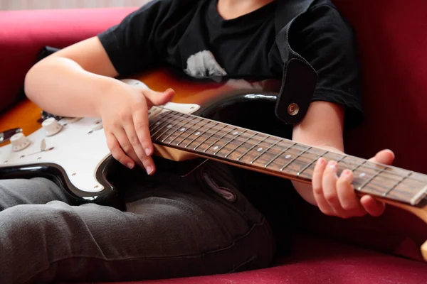 Rapaz a tocar guitarra — Fotografia de Stock