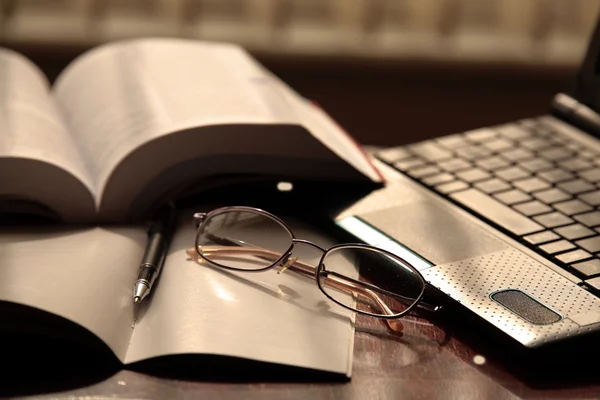 Laptop, notebook and glasses. — Stock Photo, Image