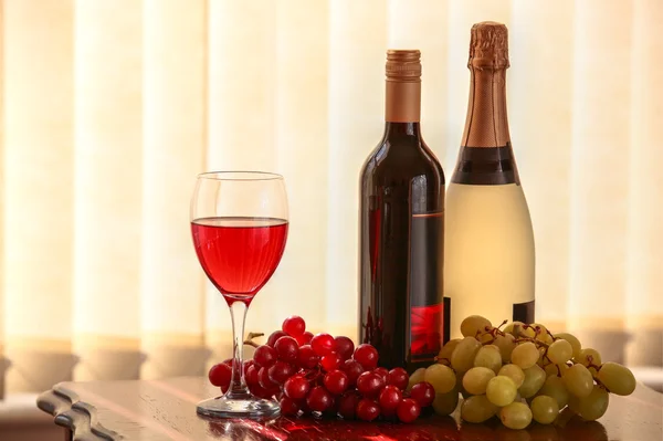 Wine and grapes. — Stock Photo, Image