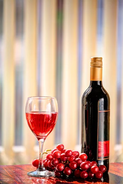 Wine and grapes. — Stock Photo, Image