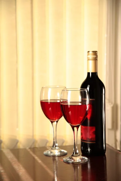 Red wine in glasses and bottle of wine. — Stock Photo, Image