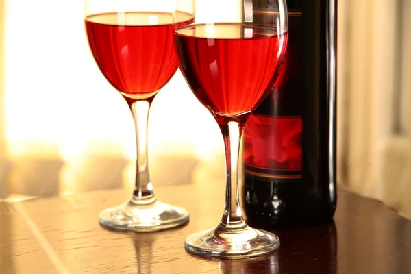 Red wine in glasses and bottle of wine. — Stock Photo, Image