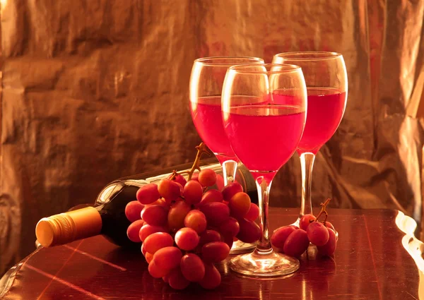 Red wine and grapes. — Stock Photo, Image