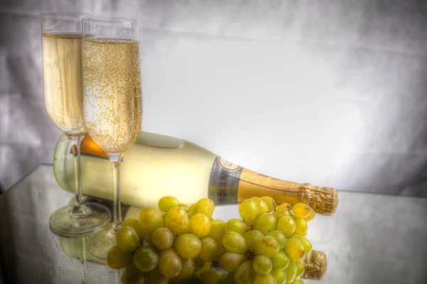 Champagner und Trauben. — Stockfoto