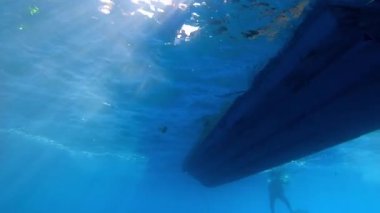 Suya atlayan dalgıç.