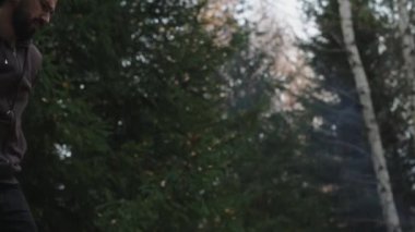 Moskova, Temmuz 2020. Film yapımcılarından oluşan bir ekip iş başında. Karantina süresince antiviral güvenlik önlemlerine uymak. Koronavirüse karşı kişisel koruyucu ekipman. odaklayıcı