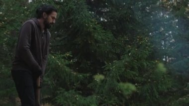 Genç yakışıklı adam ormanda odun kesiyor. Bir oduncu yakacak odun için huş ağacı kesiyor. Yalnız sakallı bir münzevi ormanda yaşıyor..