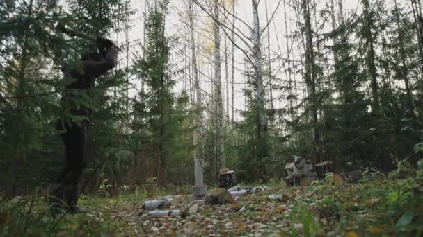 Unge Stilige Man Hugger Ved Skogen Skogshuggare Som Hugger Björkstockar — Stockvideo