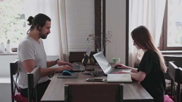 Giovane Uomo Una Giovane Ragazza Stanno Lavorando Davanti Computer Portatili — Video Stock