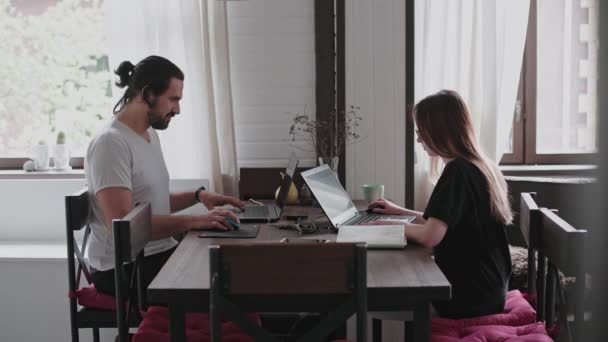 Hombre Joven Una Chica Joven Están Trabajando Frente Las Computadoras — Vídeos de Stock