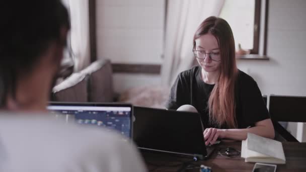 Egy Fiatal Férfi Egy Fiatal Lány Laptopok Előtt Dolgoznak Fényes — Stock videók